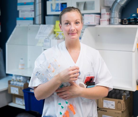 En sykepleier som holder iv antibiotika