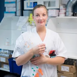 En sykepleier som holder iv antibiotika