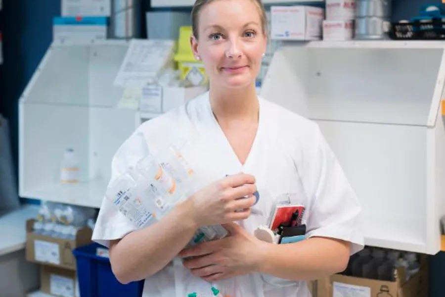 En sykepleier som holder iv antibiotika