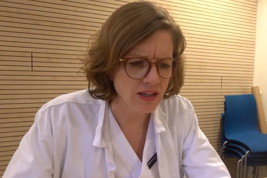 En doktor som sitter på kontoret