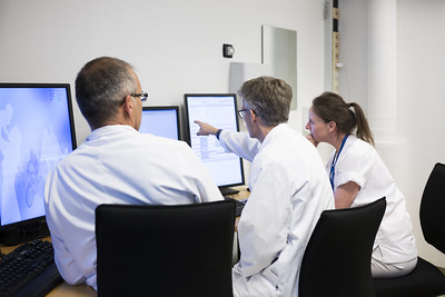 En gruppe personer i et rom