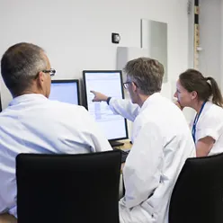 En gruppe personer i et rom