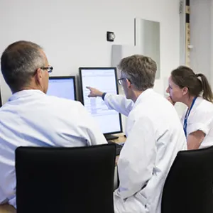 En gruppe personer i et rom