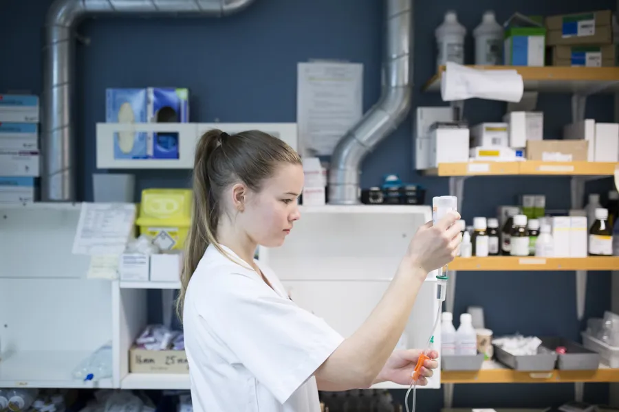 Sykepleier blander antibiotika