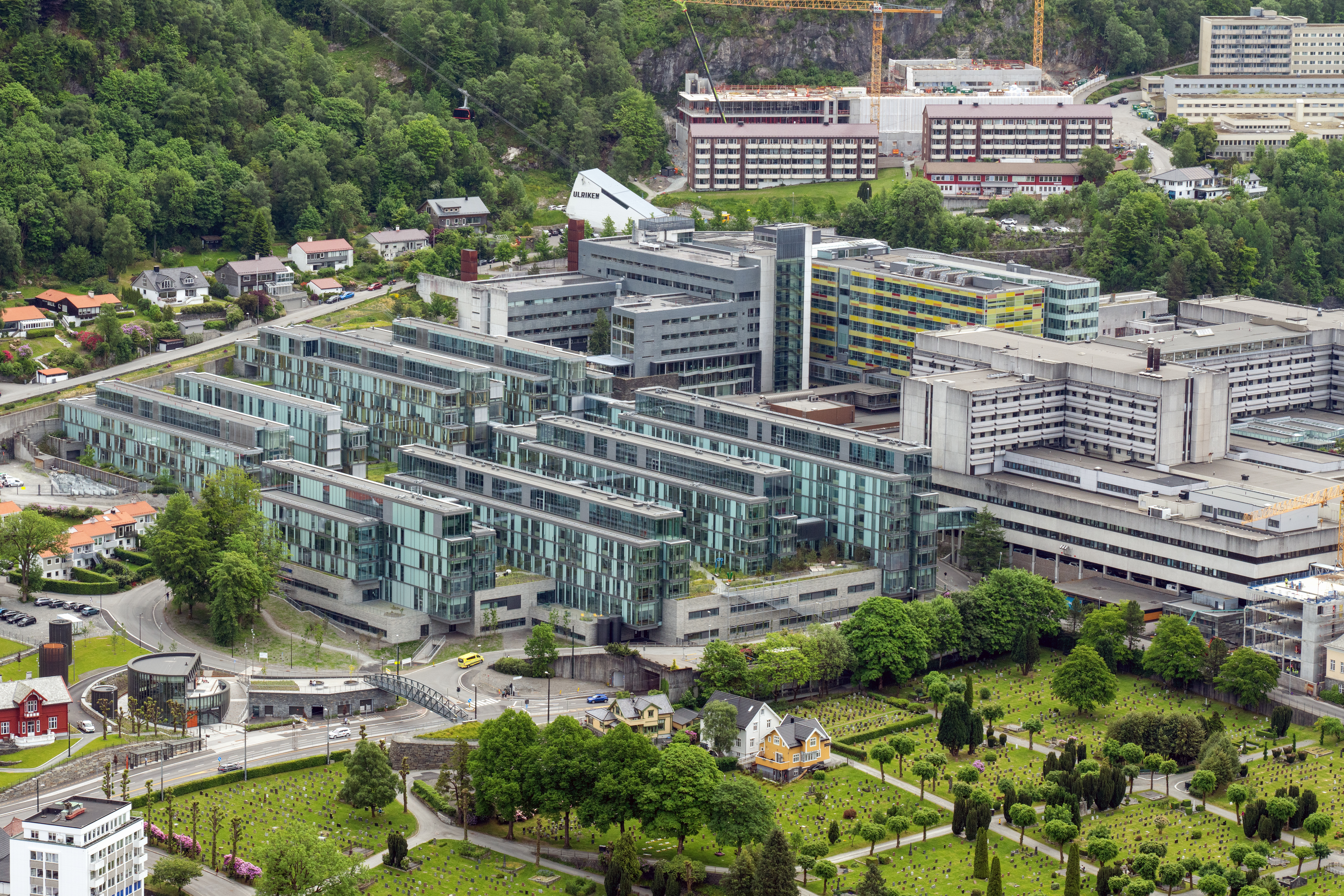 Et flyfoto av Haukeland Universitetssykehus med flere bygninger og omkringliggende grøntområde