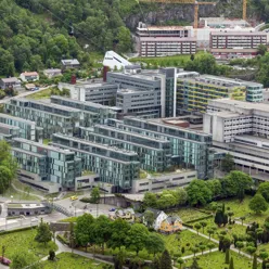 Et flyfoto av Haukeland Universitetssykehus med flere bygninger og omkringliggende grøntområde