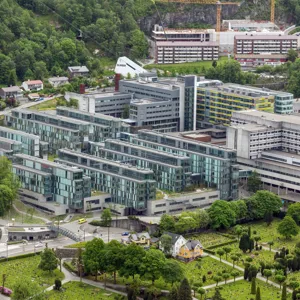 Et flyfoto av Haukeland Universitetssykehus med flere bygninger og omkringliggende grøntområde