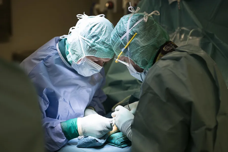 En gruppe kirurger som utfører kirurgi