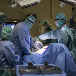 En gruppe kirurger som utfører kirurgi