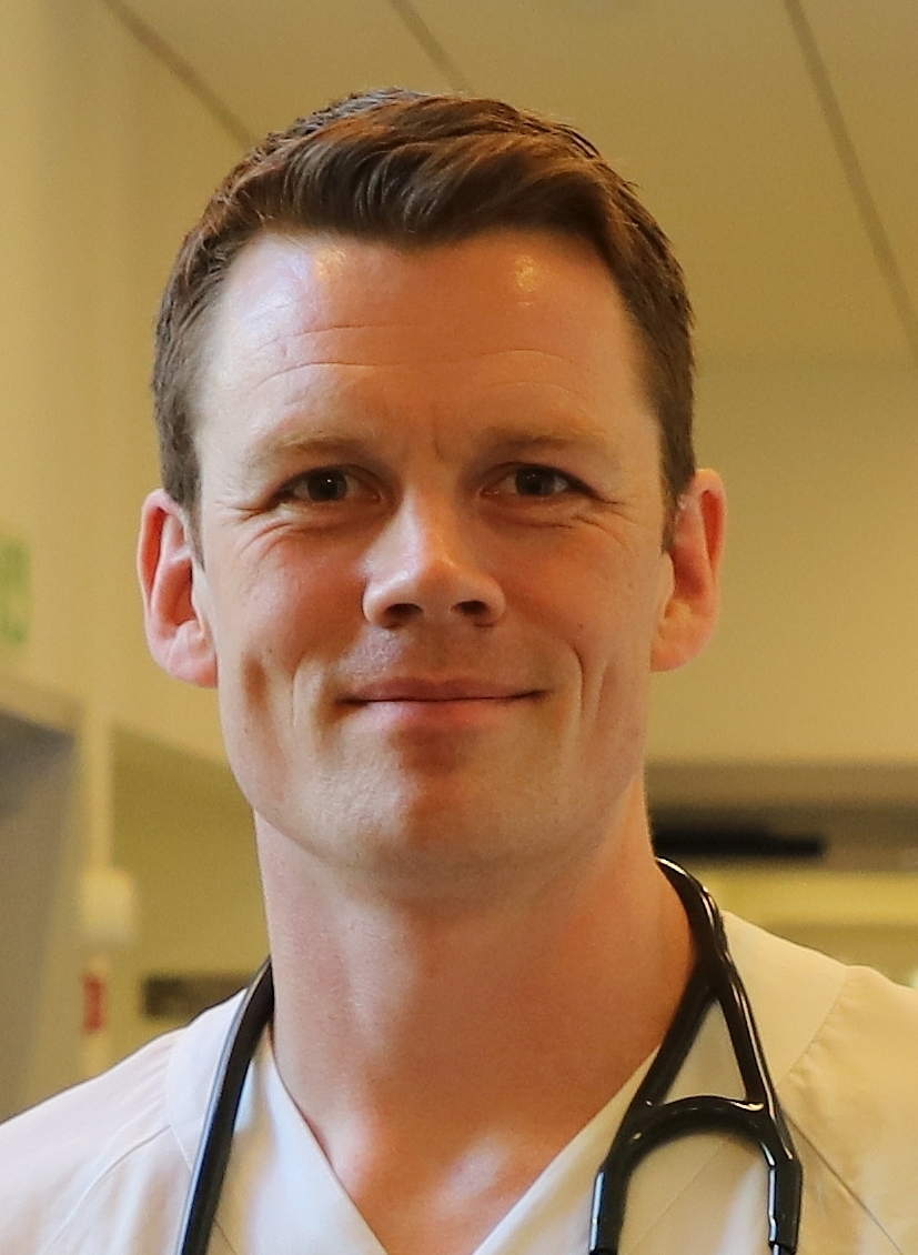 En person iført hvit skjorte med et stetoskop rundt halsen