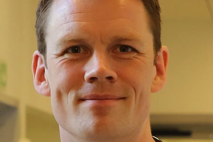 En person iført hvit skjorte med et stetoskop rundt halsen