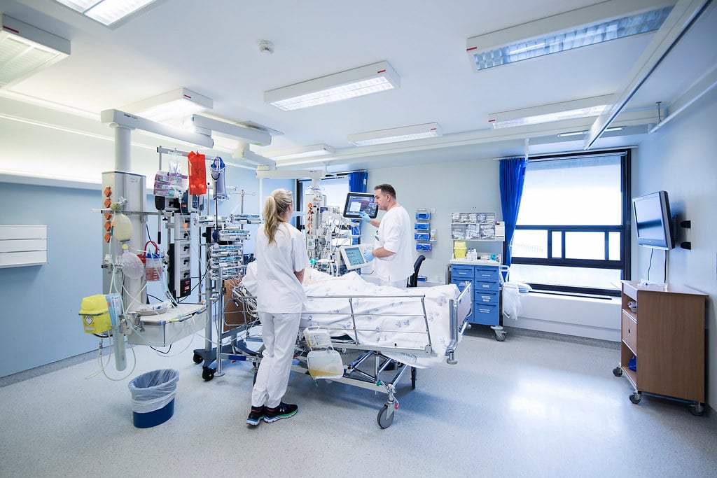 To sykepleiere ved en pasientseng