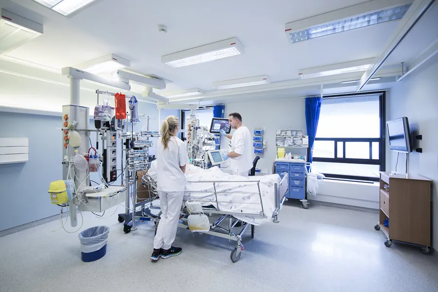 To sykepleiere ved en pasientseng