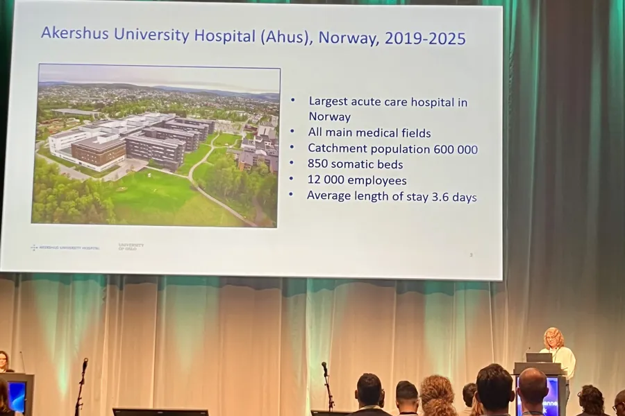 En gruppe mennesker som sitter foran en projektorskjerm