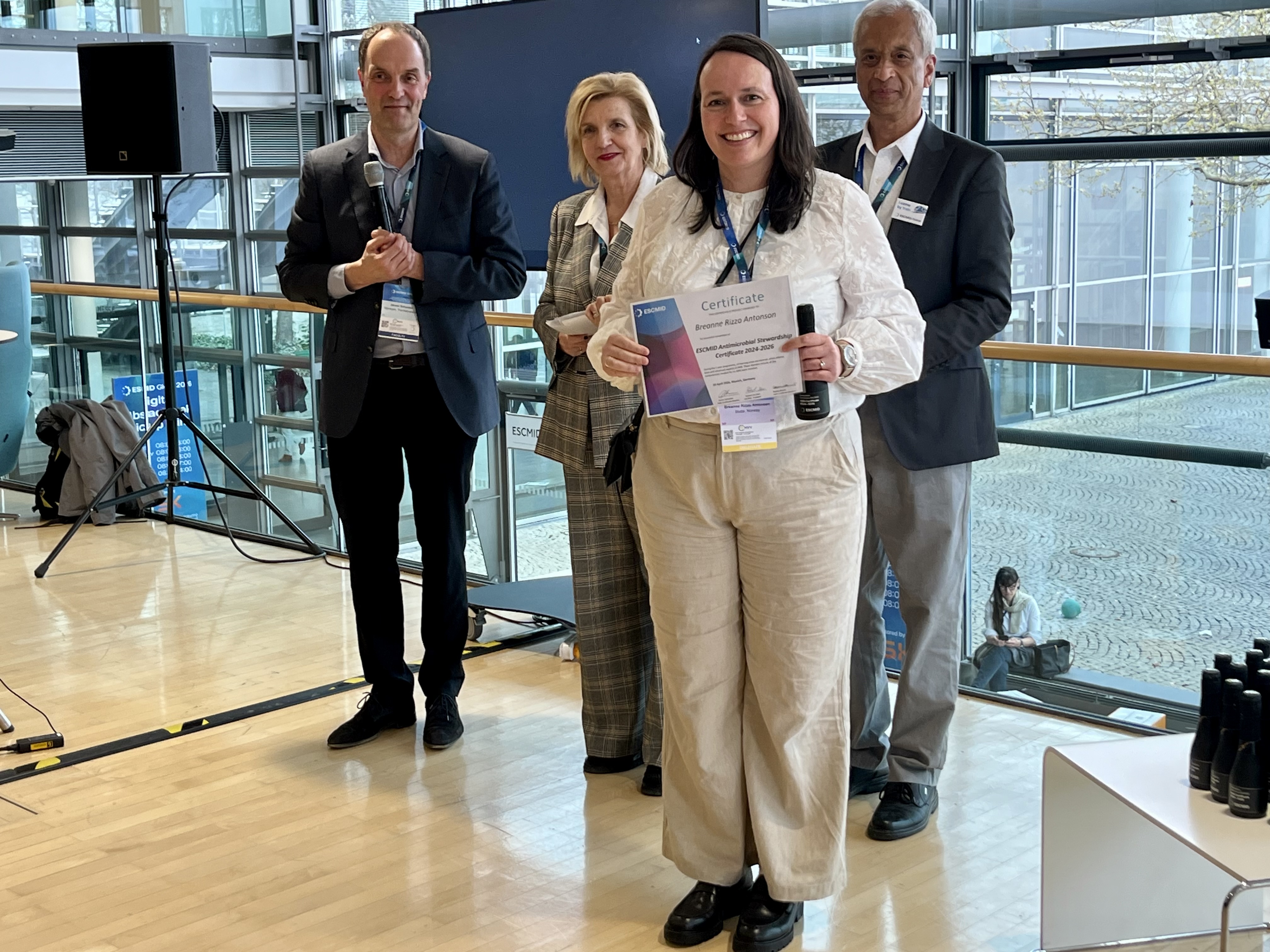 En gruppe mennesker som står i et rom