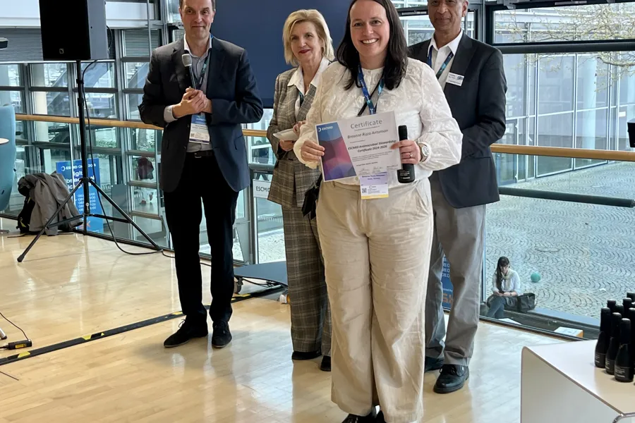 En gruppe mennesker som står i et rom