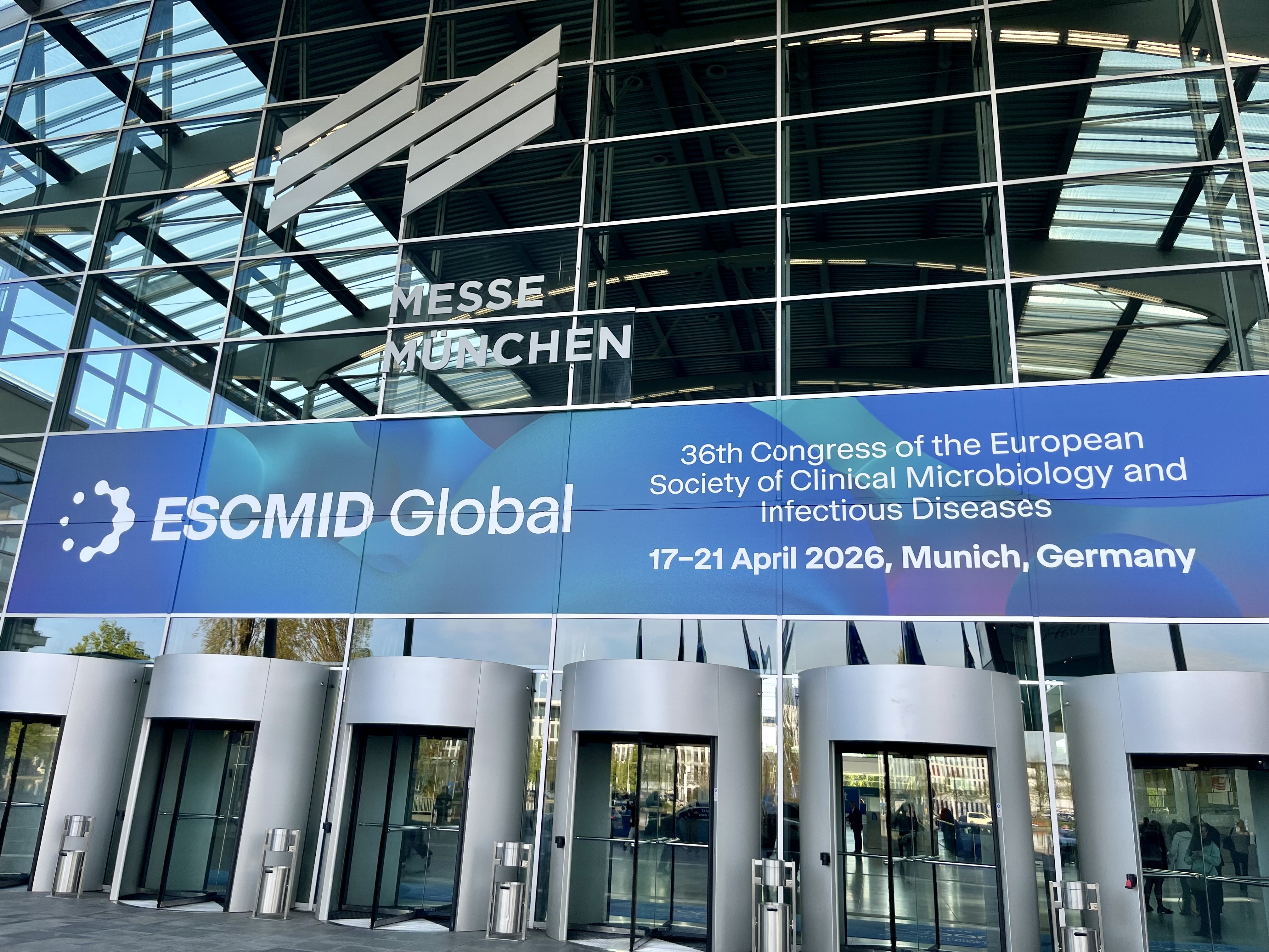 En bygning med glassvinduer