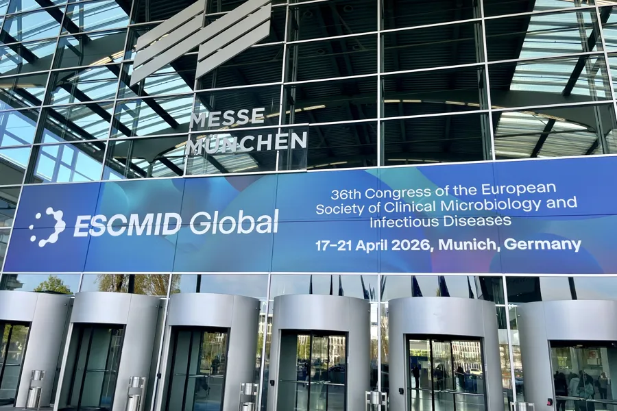 En bygning med glassvinduer