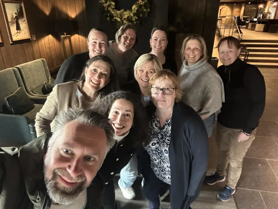 En gruppe mennesker som poserer for et bilde