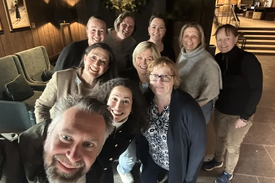 En gruppe mennesker som poserer for et bilde