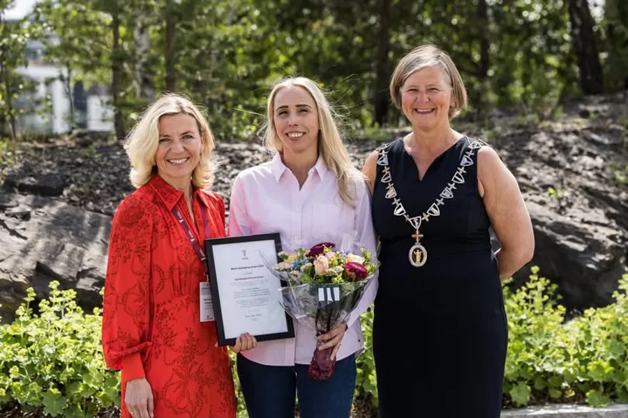 En gruppe kvinner som holder blomster