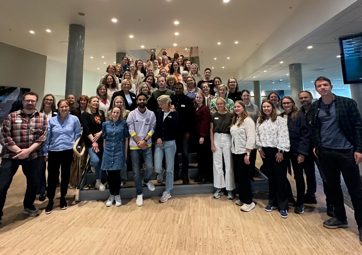 En gruppe mennesker som poserer for et bilde