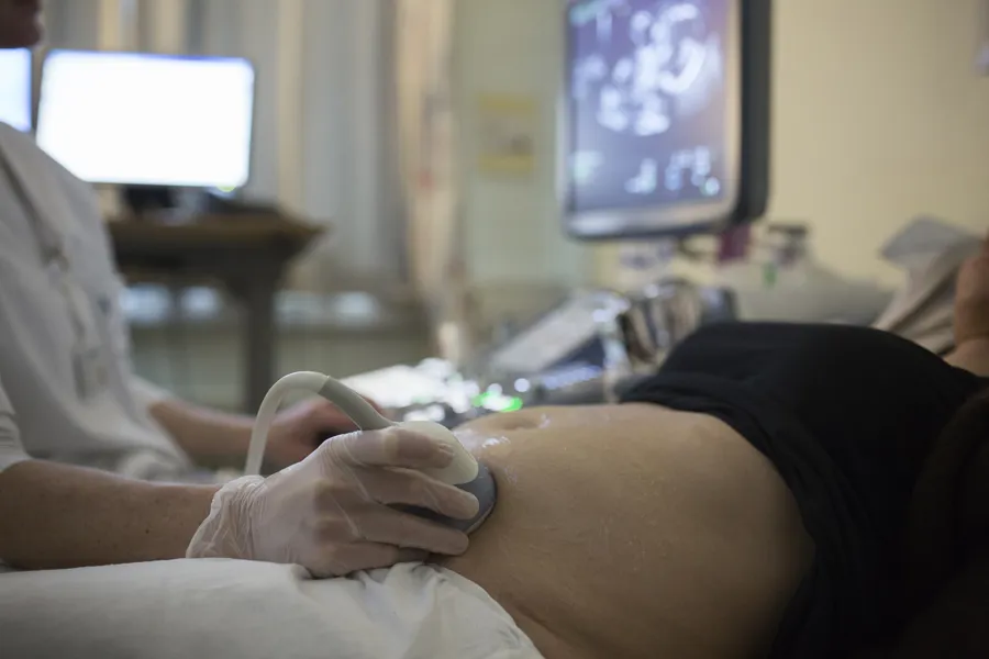 Gravid kvinne på ultralyd-undersøkelse