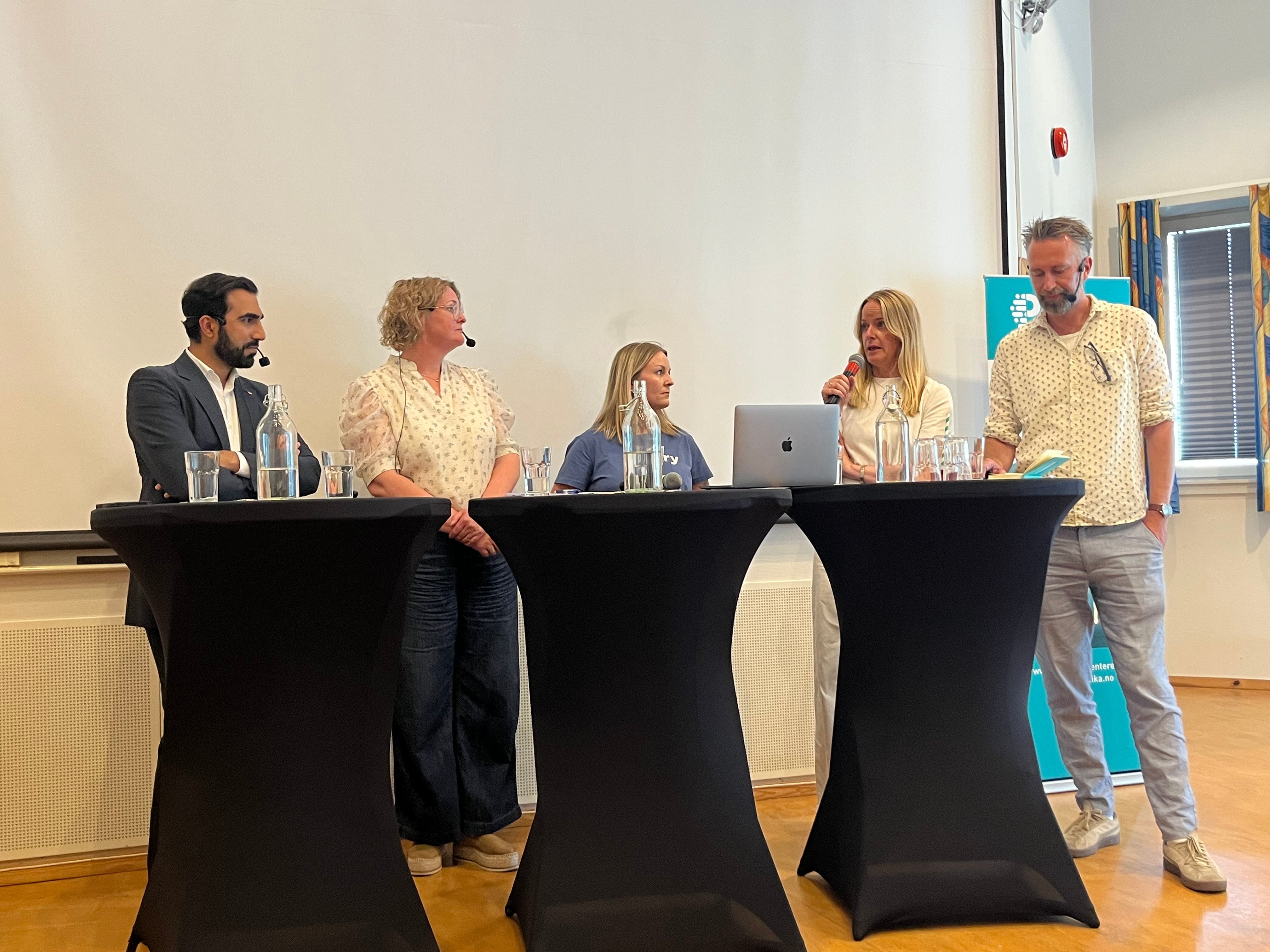 En gruppe mennesker i et møte