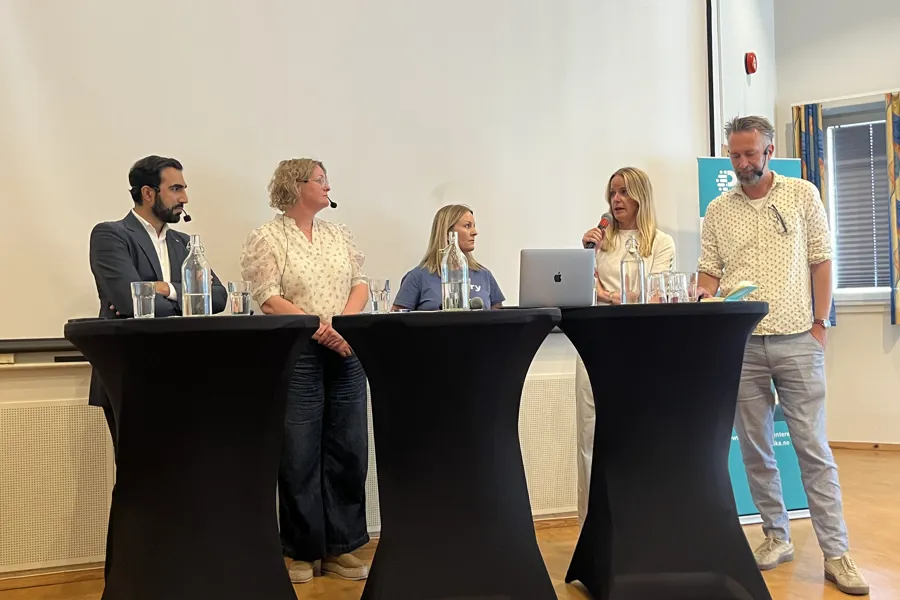 En gruppe mennesker i et møte