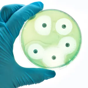 En person som har på seg munnbind