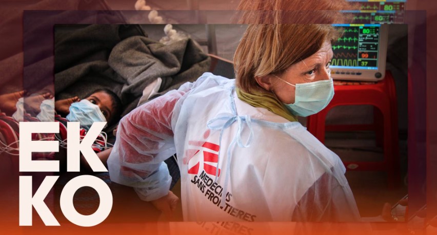 En pasient i en seng som behandles av lege fra Leger uten grenser