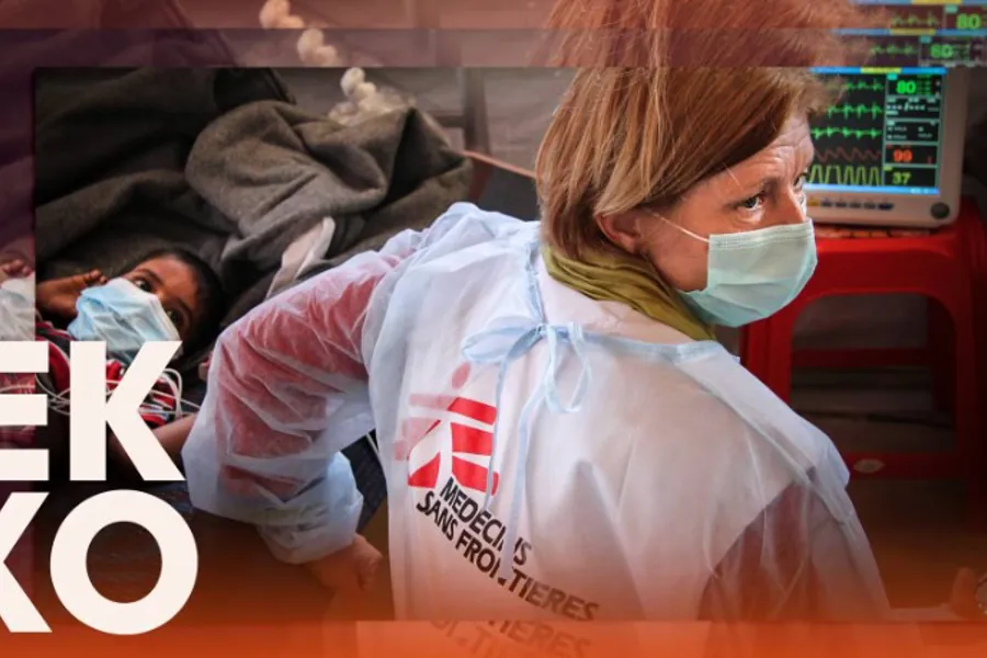 En pasient i en seng som behandles av lege fra Leger uten grenser