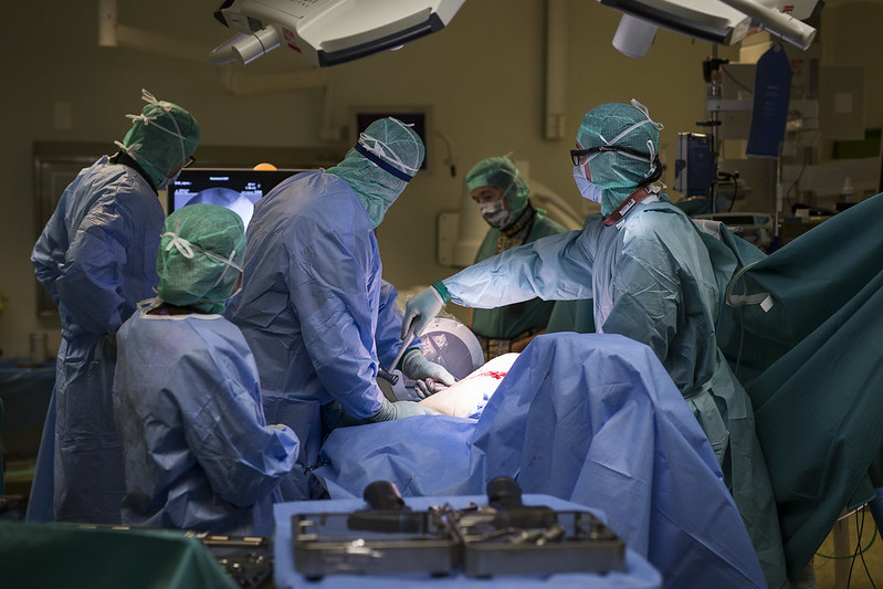 En gruppe kirurger som utfører kirurgi