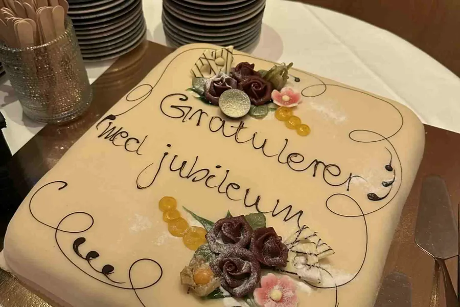 En kake med blomster på