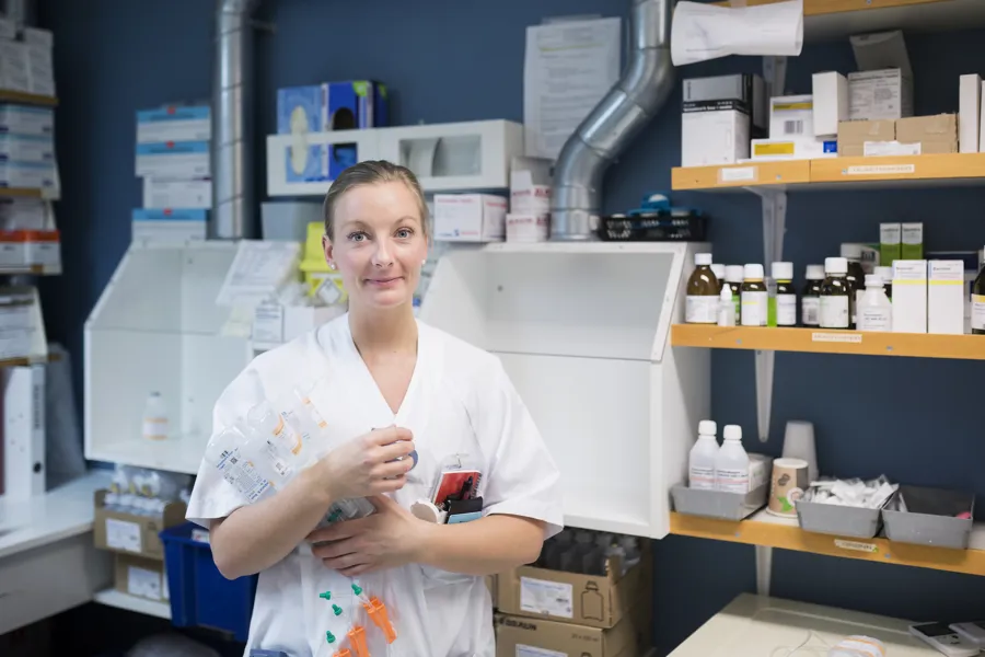 Sykepleier som holder flere poser med intravenøs antibiotika